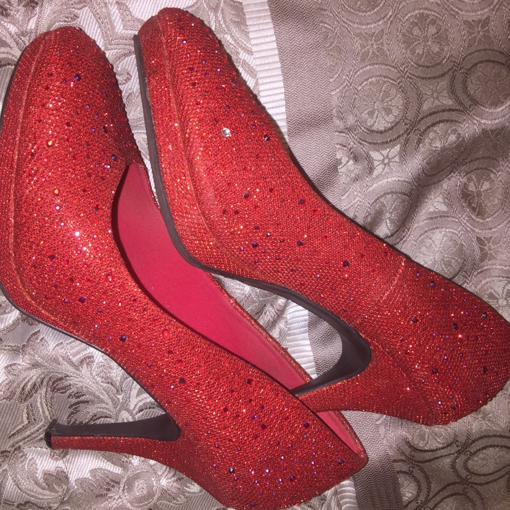 Size 8 women’s red high heels.